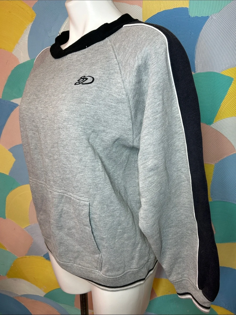 Vintage Men's Grey Crewneck Sweatshirt with Black Accents